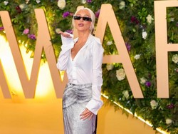 Gaya Christina Aguilera Pakai Blus Terbuka di Arab, Pamer Badan Ramping