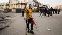 Adapun Hamas mengatakan, terjadi penundaan karena alasan teknis. Pengumuman Netanyahu datang satu jam sebelum batas waktu gencatan senjata.  