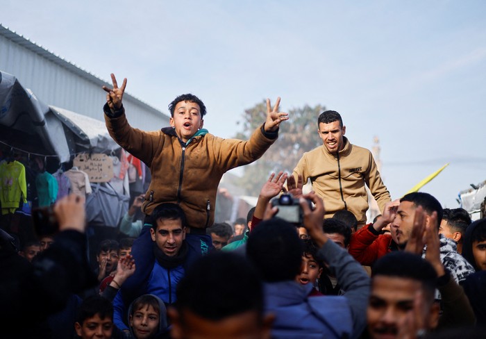 Gencatan Senjata Tertunda, Warga Gaza Sudah Kembali ke Rumah A displaced Palestinian man gestures from a car loaded with belongings following a delay in the ceasefire between Israel and Hamas over the hostage list, in Khan Younis in the southern Gaza Strip, January 19, 2025. REUTERS/Mohammed Salem