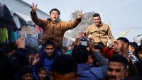 Setelah pukul 8.30 pagi waktu setempat di pusat Kota Deir Al Balah, ratusan warga Gaza bersorak merayakan gencatan senjata yang seharusnya dimulai saat itu.  