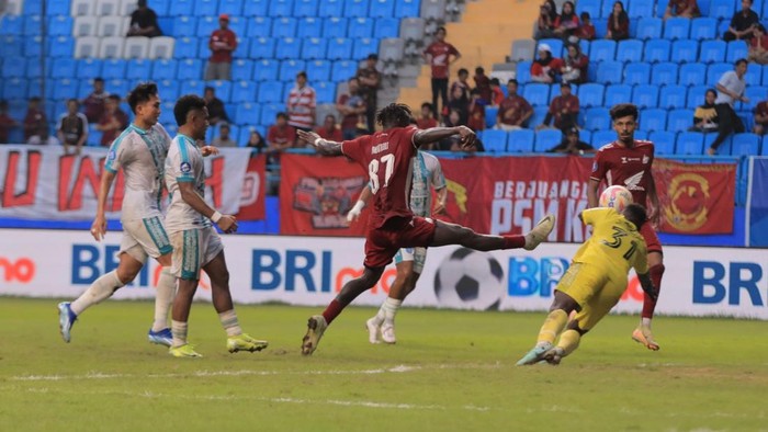 Gol striker PSM Makassar Balotelli ke gawang PSBS Biak dalam laga Liga 1 2024/2025 di Stadion Batakan.