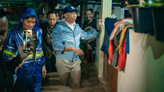 Gubernur Lampung terpilih, Rahmat mirzani Djausal saat meninjau lokasi banjir di Bandar Lampung.