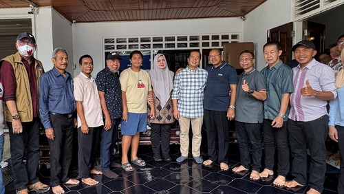 Gubernur NTB terpilih, Lalu Muhamad Iqbal, berfoto dengan sejumlah orang di kediaman eks Wali Kota Bima, Qurais, Minggu (19/1/2025). (Rafiin/detikBali)