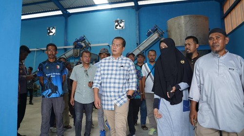 Gubernur NTB terpilih, Lalu Muhamad Iqbal, mengunjungi pabrik garam di Desa Donggobolo, Kecamatan Woha, Kabupaten Bima, Minggu (19/1/2025). (Dok. Humas Iqbal-Dinda)