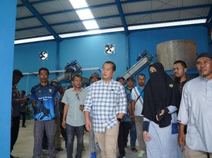Iqbal Cek Pabrik di Bima untuk Dukung Swasembada Garam Nasional