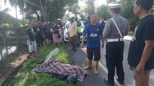 Guru SD tewas akibat kecelakaan di Jalan Denpasar-Gilimanuk, tepatnya di depan Balai Benih Pembantu (BBP) Padi, Desa Pohsanten, Kecamatan Mendoyo, Jembrana, Minggu (19/1/2025). (Dok. Polsek Mendoyo)