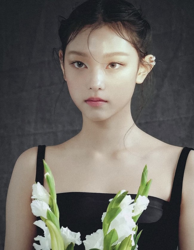 Telinga yang menonjol atau biasa dikenal sebagai caplang dulu dianggap sebuah kekurangan. Namun penampilan Haerin justru mencuri perhatian.  Foto: dok. Instagram @newjeanshaerin