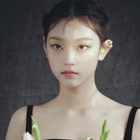 Telinga yang menonjol atau biasa dikenal sebagai caplang dulu dianggap sebuah kekurangan. Namun penampilan Haerin justru mencuri perhatian.  Foto: dok. Instagram @newjeanshaerin