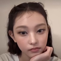 Karena itu, muncul tren suntik filler di bagian telinga. Hal ini mungkin terdengar aneh karena filler biasanya digunakan untuk di bagian bibir atau pipi.  Foto: dok. Instagram @newjeanshaerin