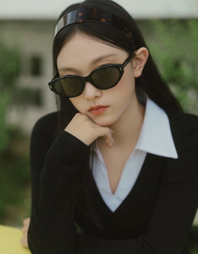 Selain itu, kuping besar juga memberi ilusi wajah lebih kecil yang merupakan salah satu ciri dan standar kecantikan KBeauty, seperti penampilan wajah Haerin.  Foto: dok. Instagram @newjeanshaerin