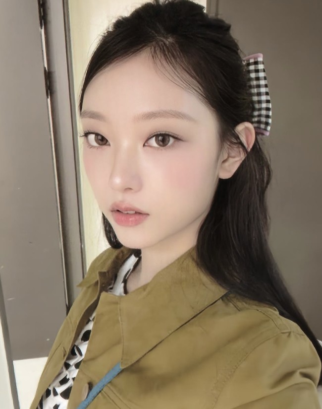 Bentuk telinga Haerin itu kini menjadi fitur yang diidamkan. Dilansir Koreaboo, tampilan itu memberi kesan fairy atau peri yang membuat seseorang tampak lebih muda dan lugu. Foto: dok. Instagram @newjeanshaerin