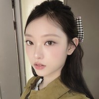 Bentuk telinga Haerin itu kini menjadi fitur yang diidamkan. Dilansir Koreaboo, tampilan itu memberi kesan fairy atau peri yang membuat seseorang tampak lebih muda dan lugu. Foto: dok. Instagram @newjeanshaerin