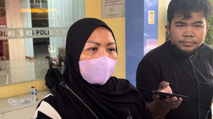 Ibunda Shinta Amelia, Imelda, saat mendatangi RS Polri (Fawdi/detikcom)