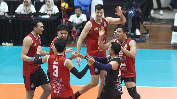 Pebola voli Jakarta Lavani Livin Transmedia melakukan selebrasi usai mencetak angka saat laga melawan tim Palembang Bank Sumsel dalam pertandingan Proliga 2025 Putaran Pertama Minggu Ketiga di GOR Ken Arok, Malang, Jawa Timur, Minggu (19/1/2025). Jakarta Lavani menang atas Palembang Bank Sumsel dengan skor 3-0 (25-19, 25-22, 25-16). ANTARA FOTO/Ari Bowo Sucipto/foc.