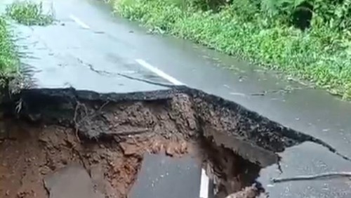 Jalan provinsi di Labuan Bajo, Manggarai Barat, NTT, ambles akibat longsor, Minggu (19/1/2025). (Foto: Istimewa)