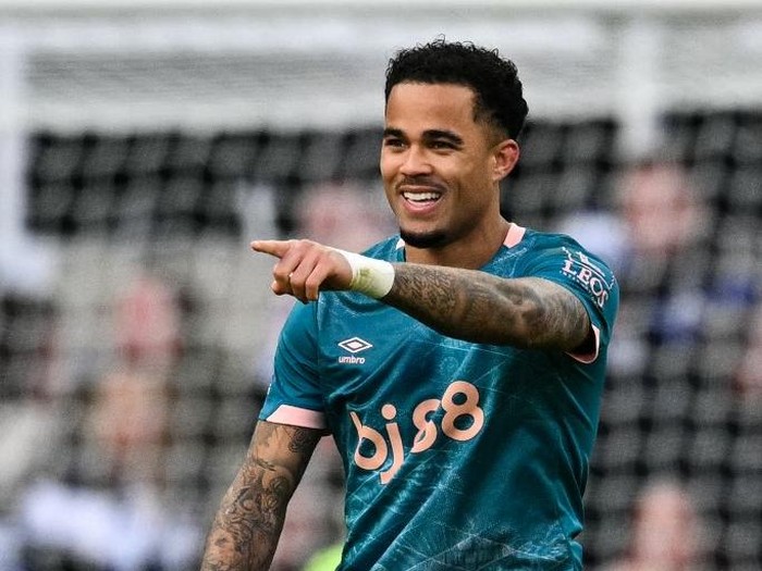Bournemouths Dutch striker #19 Justin Kluivert celebrates after scoring his team third goal during the English Premier League football match between Newcastle United and Bournemouth at St James Park in Newcastle-upon-Tyne, north east England on January 18, 2025. (Photo by Oli SCARFF / AFP) / RESTRICTED TO EDITORIAL USE. No use with unauthorized audio, video, data, fixture lists, club/league logos or live services. Online in-match use limited to 120 images. An additional 40 images may be used in extra time. No video emulation. Social media in-match use limited to 120 images. An additional 40 images may be used in extra time. No use in betting publications, games or single club/league/player publications. /