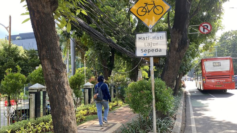 Kabel menjuntai hingga trotoar di Tebet dan Jalan MT Haryono, Jakarta Selatan (Devi/detikcom)