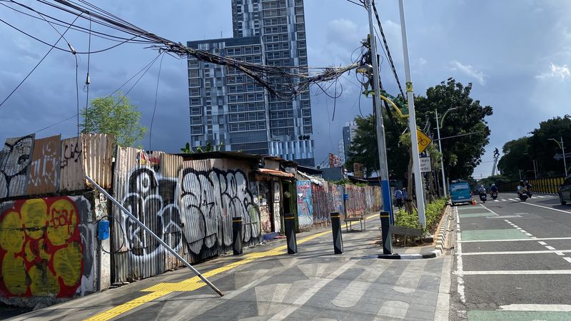 Kabel menjuntai hingga trotoar di Tebet dan Jalan MT Haryono, Jakarta Selatan (Devi/detikcom)