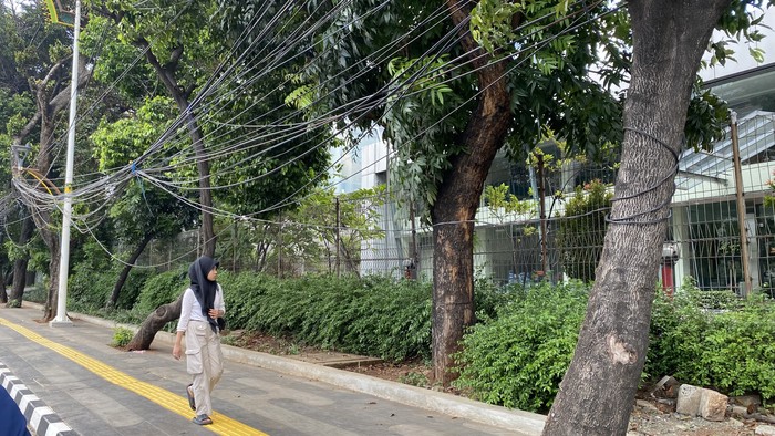 Kabel menjuntai hingga trotoar di Tebet dan Jalan MT Haryono, Jakarta Selatan (Devi/detikcom)