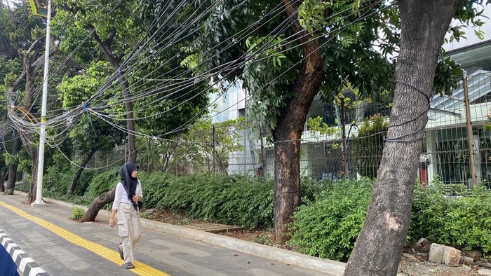 Kabel menjuntai hingga trotoar di Tebet dan Jalan MT Haryono, Jakarta Selatan (Devi/detikcom)