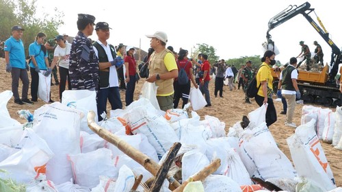 Kegiatan bersih-bersih sampah di Pantai Kedonganan, Kuta, Badung, Bali, Minggu (19/1/2025). (Foto: Dok. Pemprov Bali)