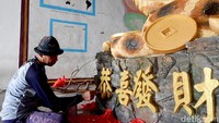 Ornamen logam emas dengan ukuran 6 m x 2 m juga akan menghiasi patung kayu di Klenteng Kwan Sing Bio Tuban.
