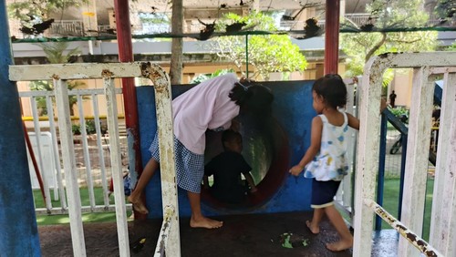 Kondisi fasilitas bermain di taman ramah anak Gedung Kesenian Bung Karno (Twin Tower), Jembrana, Bali, Minggu (19/1/2025). (I Putu Adi Budiastrawan/detikBali)