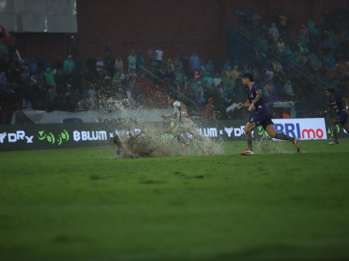 Kondisi lapangan becek saat laga Persik Kediri vs PSS Sleman di Stadion Brawijaya, Kediri, Minggu (19/1/2025).