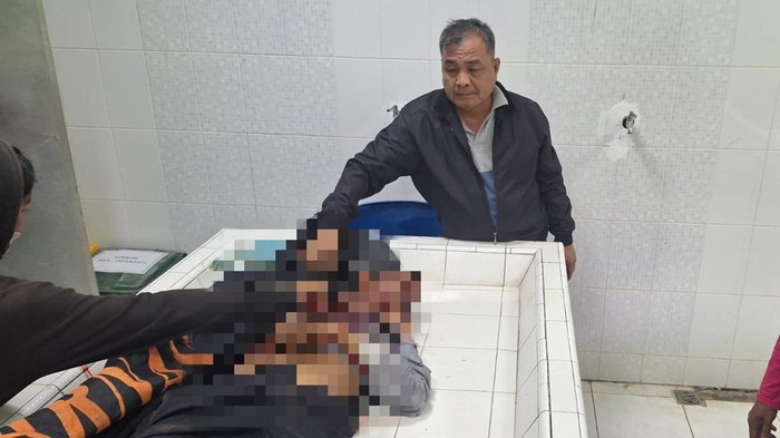 Korban tewas dalam laka bus vs bentor saat dievakuasi.