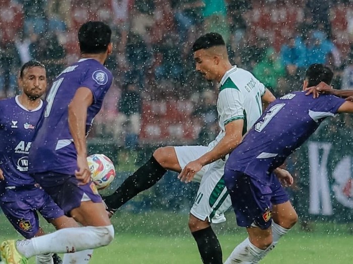 Laga Persik Kediri vs PSS Sleman di Stadion Brawijaya, Kediri, Jawa Timur, Minggu (19/1/2025).