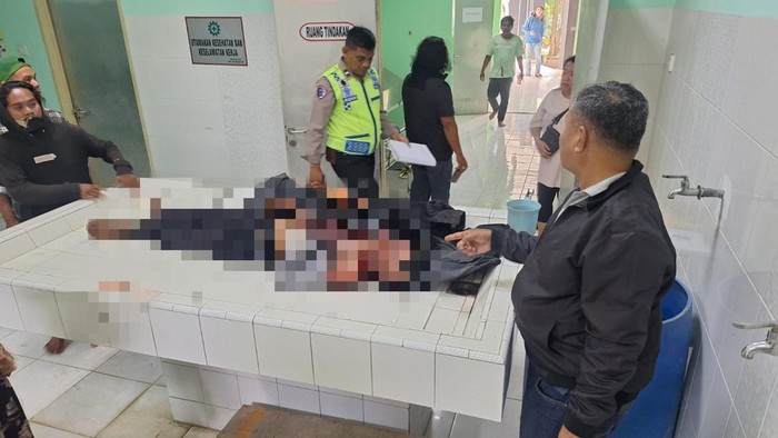 Laka lantas bus antarpulau vs bentor, 1 tewas-1 luka-luka.