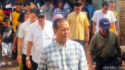 Lalu Iqbal menemui warga Kelurahan Paruga, Kota Bima yang terdampak banjir, Minggu, (19/1/2025).