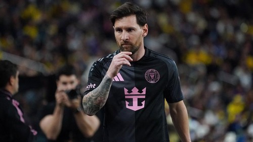 Jan 18, 2025; Las Vegas, Nevada, USA; Inter Miami CF forward Lionel Messi (10) is subbed out in the second half against Club America at Allegiant Stadium. Mandatory Credit: David Gonzales-Imagn Images