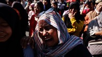 Lomba menangis yang terinsipirasi dari karya film tersebut diikuti puluhan perempuan.  