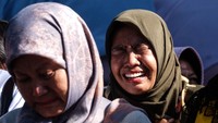 Peserta menjerit histeris saat mengikuti lomba menangis di Solo, Jawa Tengah, Minggu (19/1/2025).  