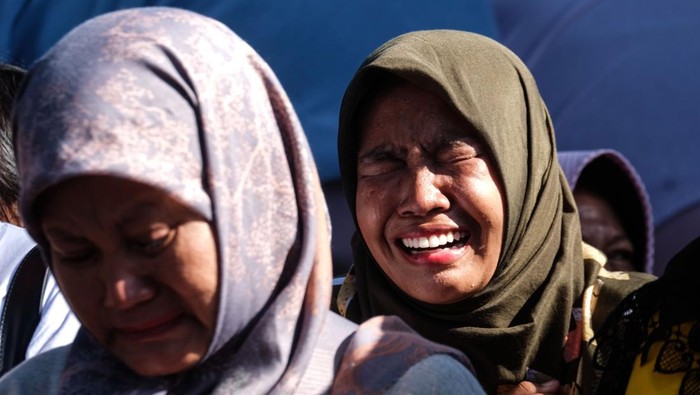 Peserta menjerit histeris saat mengikuti lomba menangis di Solo, Jawa Tengah, Minggu (19/1/2025). Lomba menangis yang terinsipirasi dari karya film tersebut diikuti puluhan perempuan sebagai upaya edukasi manfaat menangis sekaligus hiburan bagi masyarakat. ANTARAFOTO/Maulana Surya/nz. *** Local Caption ***