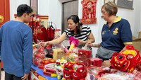 Foto: Masyarakat antusias membeli berbagai pernak-pernik khas Imlek, mulai dari amplop angpao hingga kue keranjang di Gedung Himpunan Keluarga Tan, Kota Tua, Padang. (Aisyah Luthfi/detikSumut)