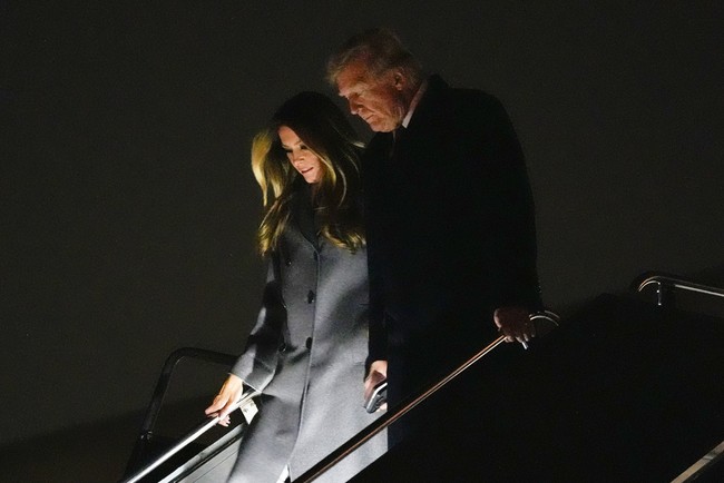 Melania Trump menunjukkan keanggunan gaya berbusananya menjelang pelantikan suaminya, Donald Trump, sebagai Presiden Amerika Serikat pada 20 Januari nanti. Tiba di Bandara Internasional Dulles pada Sabtu malam, Melania tampil dengan balutan coat abu-abu panjang yang dipadukan dengan pantsuit putih Dolce & Gabbana, menciptakan kesan formal sekaligus chic. (Foto: AP Photo/Alex Brandon)