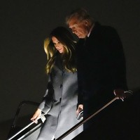 Melania Trump menunjukkan keanggunan gaya berbusananya menjelang pelantikan suaminya, Donald Trump, sebagai Presiden Amerika Serikat pada 20 Januari nanti. Tiba di Bandara Internasional Dulles pada Sabtu malam, Melania tampil dengan balutan coat abu-abu panjang yang dipadukan dengan pantsuit putih Dolce & Gabbana, menciptakan kesan formal sekaligus chic. (Foto: AP Photo/Alex Brandon)