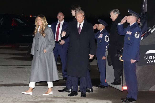 Dalam momen tersebut, Melania memadukan setelan putihnya dengan sepatu hak rendah berwarna senada yang melengkapi tampilannya. Gaya ini menonjolkan keseimbangan antara kenyamanan dan gaya, yang sangat cocok untuk agenda sibuk pasangan Trump menjelang pelantikan, termasuk menghadiri pesta pribadi yang disemarakkan dengan kembang api di klub golf milik keluarga mereka di Virginia. (Foto: AP Photo/Alex Brandon)