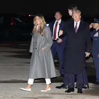 Dalam momen tersebut, Melania memadukan setelan putihnya dengan sepatu hak rendah berwarna senada yang melengkapi tampilannya. Gaya ini menonjolkan keseimbangan antara kenyamanan dan gaya, yang sangat cocok untuk agenda sibuk pasangan Trump menjelang pelantikan, termasuk menghadiri pesta pribadi yang disemarakkan dengan kembang api di klub golf milik keluarga mereka di Virginia. (Foto: AP Photo/Alex Brandon)