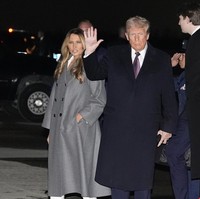 Pantsuit putih Dolce & Gabbana yang dikenakan Melania menjadi simbol dari kesederhanaan modern dengan sentuhan mewah khas sang desainer. Warna putih yang ia pilih menggambarkan keanggunan klasik, sekaligus memberikan kesan percaya diri dan profesional. Dipadukan dengan coat abu-abu yang longgar, penampilan ini juga terasa hangat dan nyaman untuk musim dingin Washington. (Foto: AP Photo/Alex Brandon)