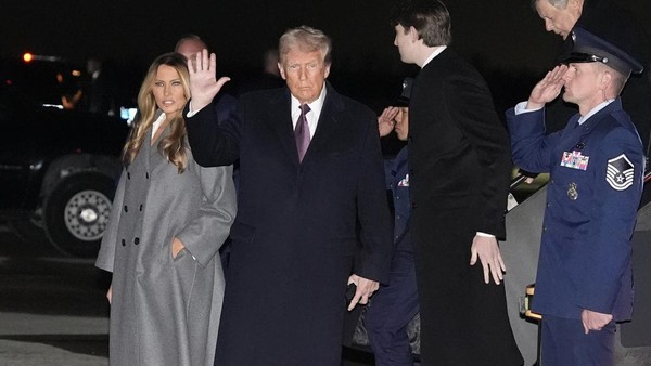 Foto: Melania Trump Jelang Jadi Ibu Negara Lagi, Pakai Baju Label Kontroversial