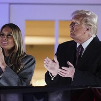 Pantsuit sering dianggap sebagai simbol kekuatan wanita modern, dan pilihan Melania terhadap setelan ini terasa relevan dengan momen penting dalam sejarah politik Amerika. Dengan pendekatan yang elegan dan effortless, ia memberikan standar baru dalam hal gaya berbusana yang pantas dan menginspirasi. (Foto: AP Photo/Alex Brandon)
