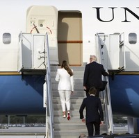 Melania Trump sekali lagi membuktikan bahwa penampilannya tidak hanya menjadi sorotan, tetapi juga inspirasi bagi banyak orang. Pilihan busananya mencerminkan perpaduan sempurna antara keanggunan, kenyamanan, dan kekuatan wanita modern. (Foto: AP Photo/Lynne Sladky)