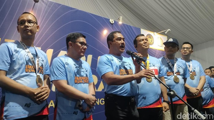 Menteri Imigrasi dan Pemasyarakatan RI Agus Andrianto dan jajaran saat peringatan Hari Bakti Imigrasi ke-75 di GBK, Minggu (19/1/2025). (Dwi R/detikcom)