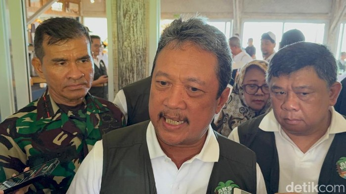 Menteri Kelautan dan Perikanan (KKP) Sakti Wahyu Trenggono di sela acara bersih laut di Pantai Kedonganan, Jimbaran, Bali, Minggu (19/1/2025).