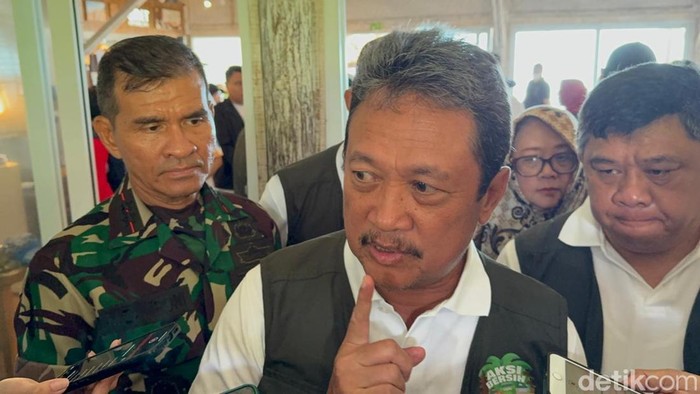 Menteri Kelautan dan Perikanan (KKP) Sakti Wahyu Trenggono di sela acara bersih laut di Pantai Kedonganan, Jimbaran, Bali, Minggu (19/1/2025).