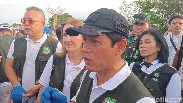 Menteri Lingkungan Hidup, Hanif Faisol Nurofiq di sela acara bersih laut di Pantai Kedonganan, Jimbaran, Kabupaten Badung, Bali, Minggu (19/2025).