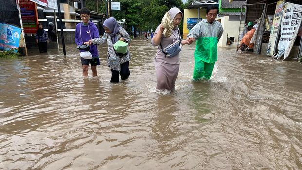 mobil terbawa arus banjir di Jember
